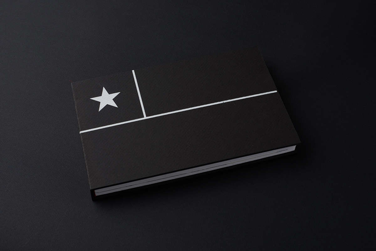 Book 'Chile despertó!' featuring the Chilean flag in black and white on the cover.